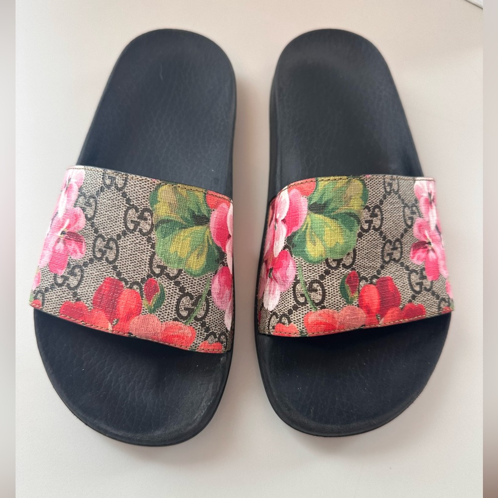 Gucci slides size 5